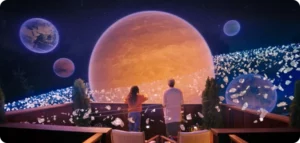 Imatge immersiva que mostra dues persones contemplant un escenari futurista amb planetes i elements espacials, creant una experiència visual de ciència-ficció des d'una terrassa.